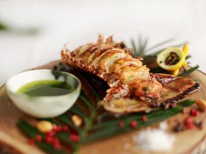 Anticucho-de-langosta-con-mojo-cilantro-y-lima